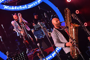 Джаз музыкант Сергей Головня Къырымда Koktebel Jazz Party-2020 халкъара джаз фестивалинде чыкъышта булуна